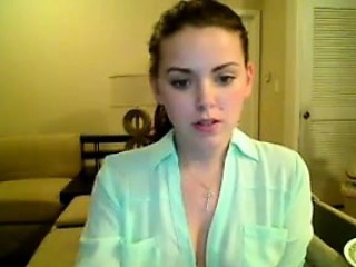 Teen Girl Flashes Her Cute Tits