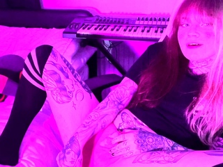 Cute amateur teen girl toying her pussy in bed on cam