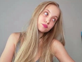 Amateur Webcam Cute Teen Plays Solo with Big Dildo