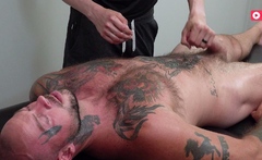 Hot bodybuilder blows wad during massage